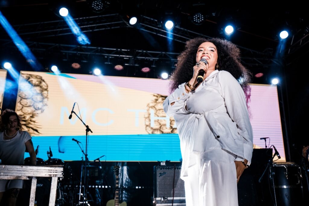 MC Tha abriu a festa